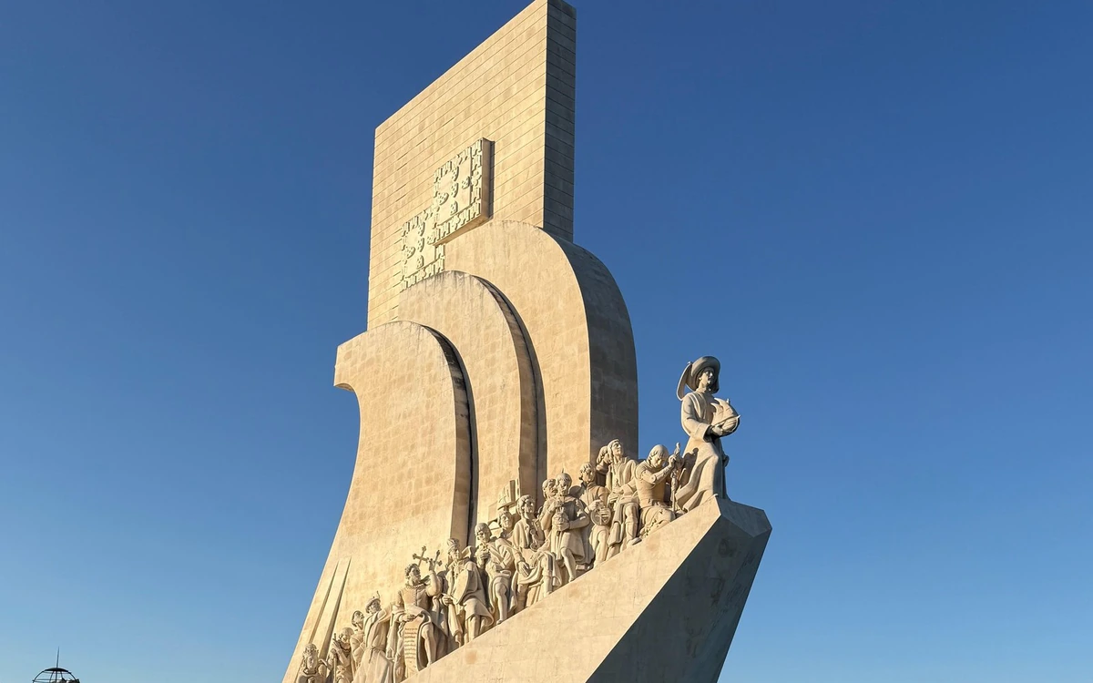 Figuras de piedra alineadas en la proa del Monumento a los Descubrimientos