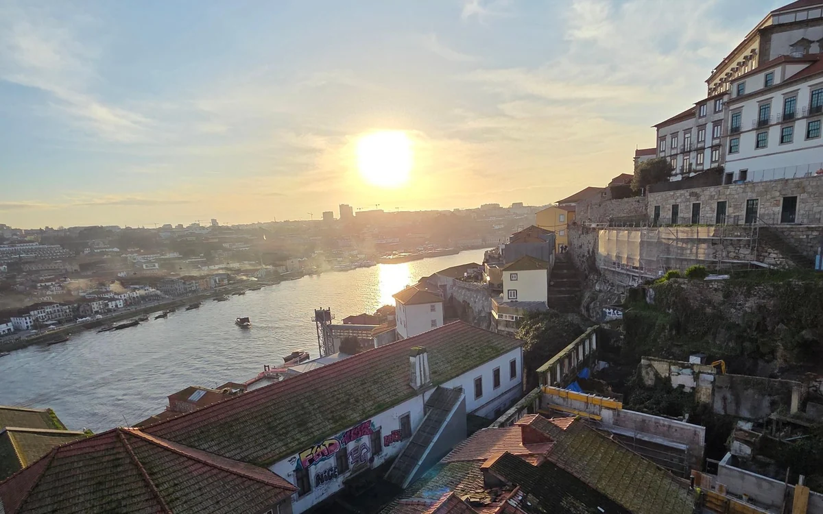 Portos Dächer, die zum Douro hin abfallen
