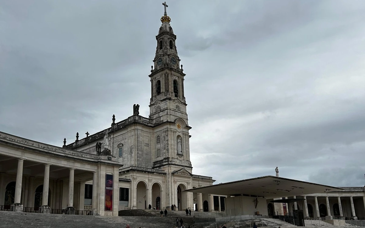 Der Basilikaturn und die geschwungene Kolonnade am Heiligtum von Fátima