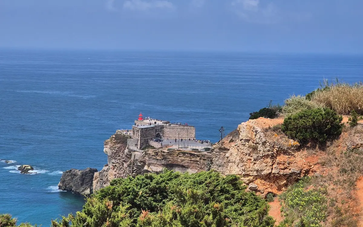 Ein kleines Fort auf einer felsigen Landzunge über dem Atlantik bei Nazaré