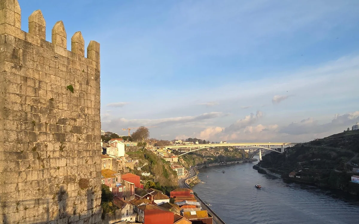 Eine alte Steinmauer der Stadt über dem Douro in Porto