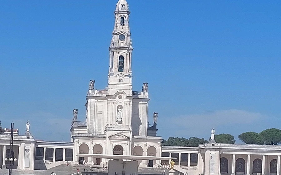 Lisbon: Fátima, Nazaré, Óbidos & Batalha Full Day